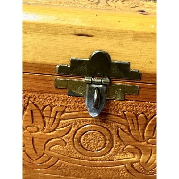 Vintage Cedar Wood Jewelry Box with Scenic Lake Print and Carved Floral Design - Picture 10 of 10